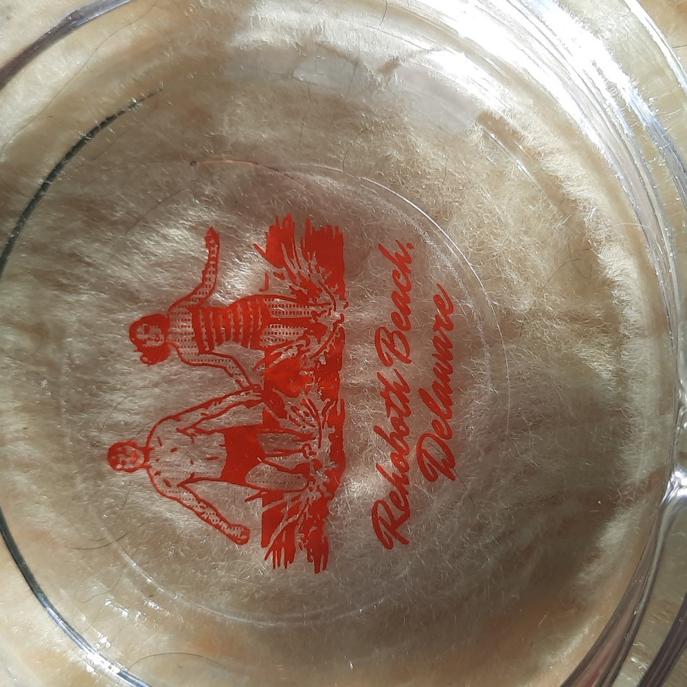 Vintage Clear Glass Advertisement Ashtray with 60s man & woman in beachwear - Picture 3 of 4